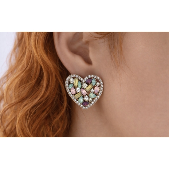 Eleganckie kolczyki w kształcie serca, bogato zdobione kolorowymi kryształkami – romantyczna biżuteria z luksusowym wykończeniem.